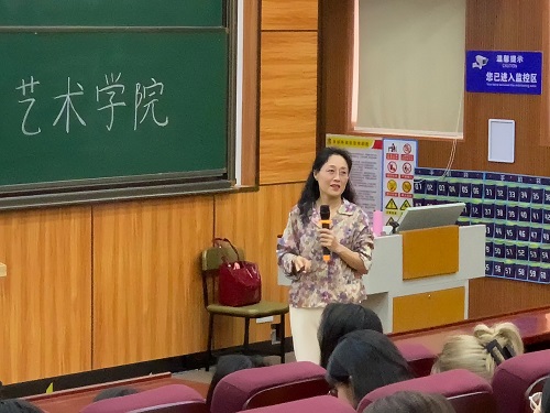 朱颖华作专题讲座.jpg